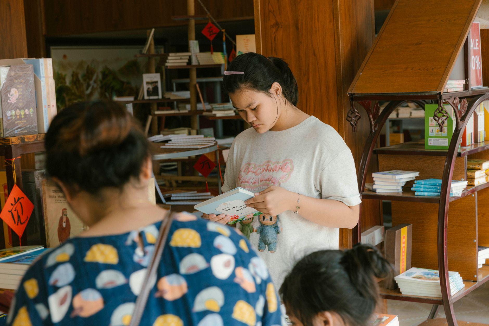 Woman reading a novel, representing the book clubs mental wellbeing connection to regular reading habits